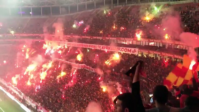 Galatasaray taraftarından meşale şov