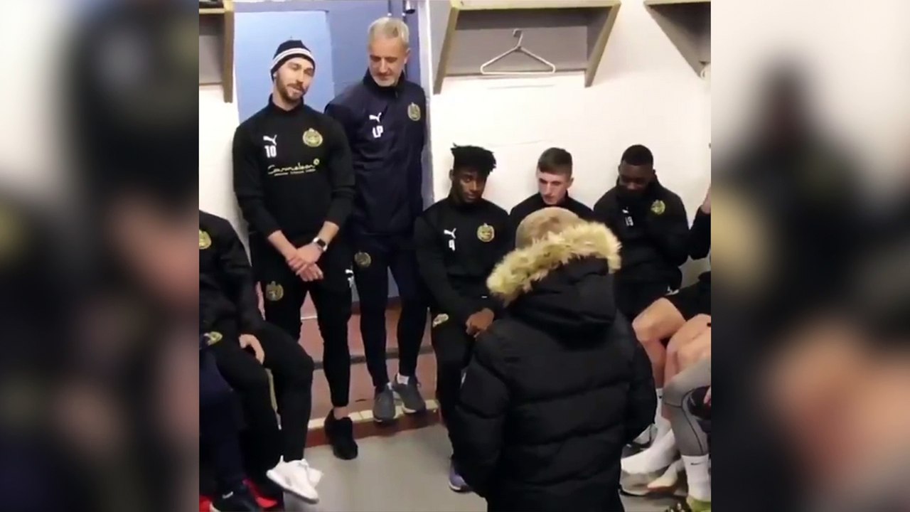 Sorpresa a un Pequeño Aficionado de la Plantilla del South Shields FC