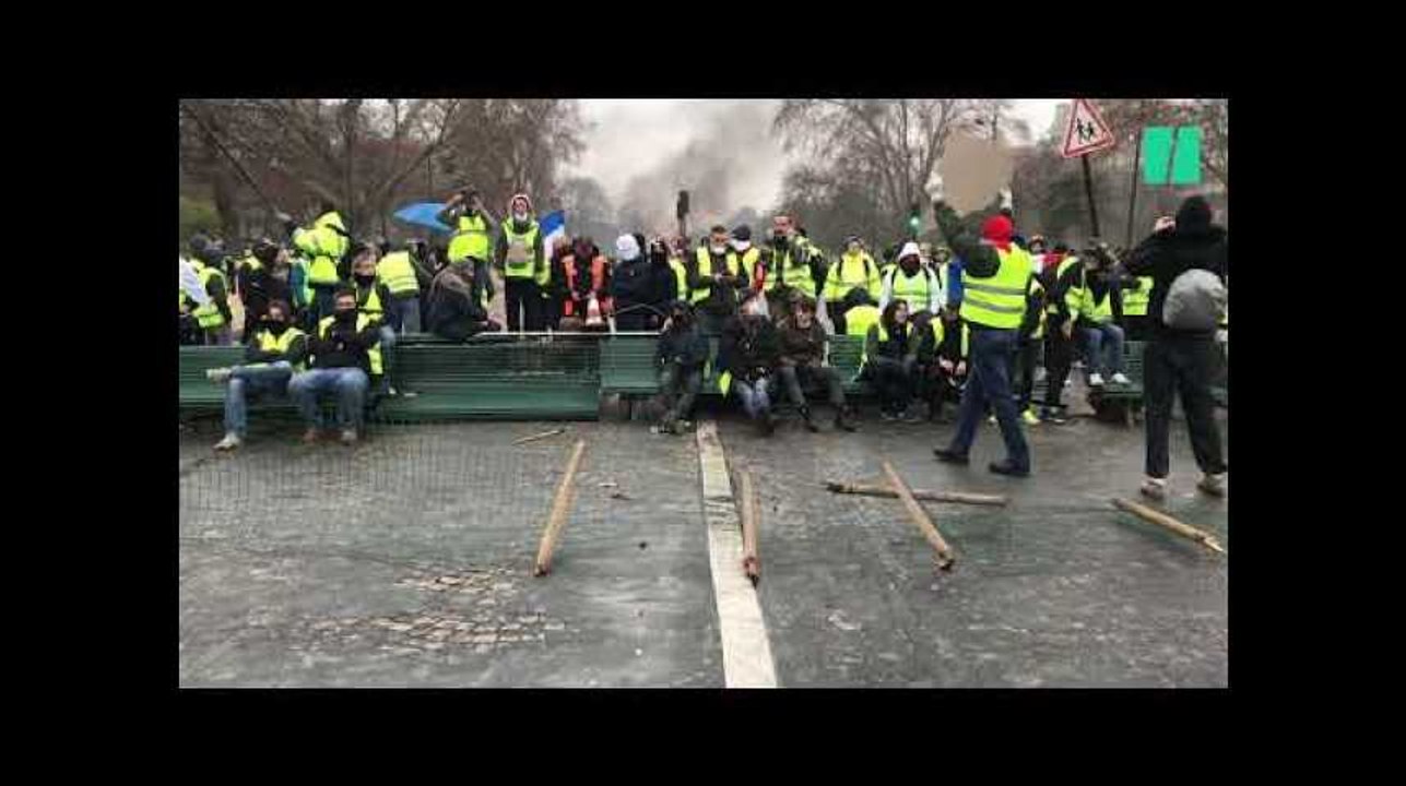 Gilets jaunes: les images du chaos à Paris