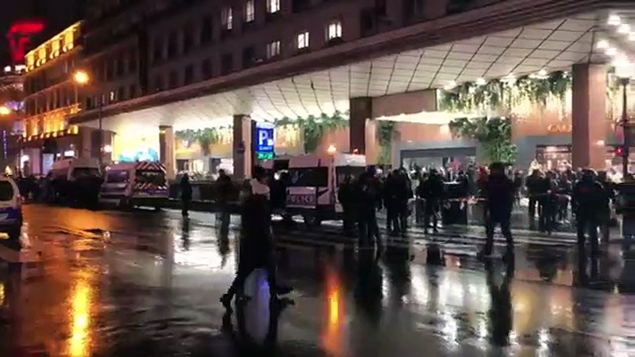 Devant les Grands magasins qui ont été évacués giletsjaunes 1erdécembre
