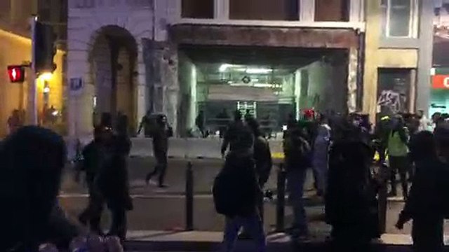 Vieux-Port évacué, manifestants repoussés sur la Canebière... La tension est palpable à Marseille