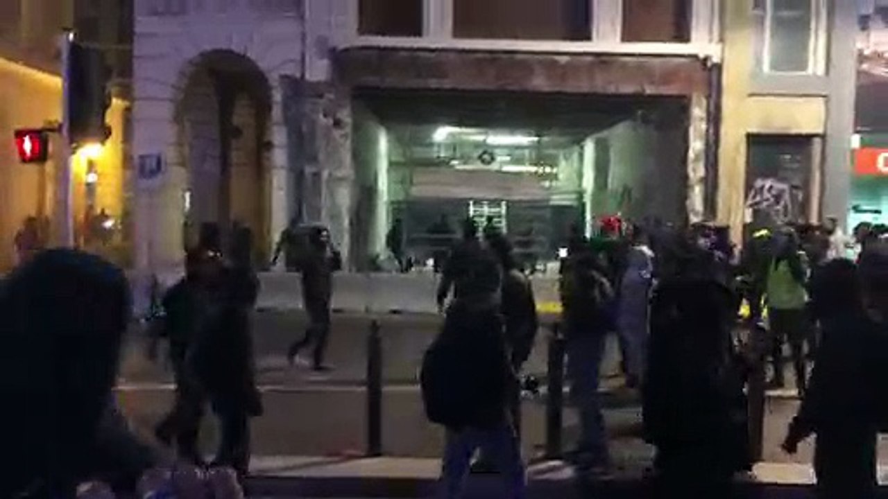 Vieux-Port évacué, manifestants repoussés sur la Canebière... La tension est palpable à Marseille