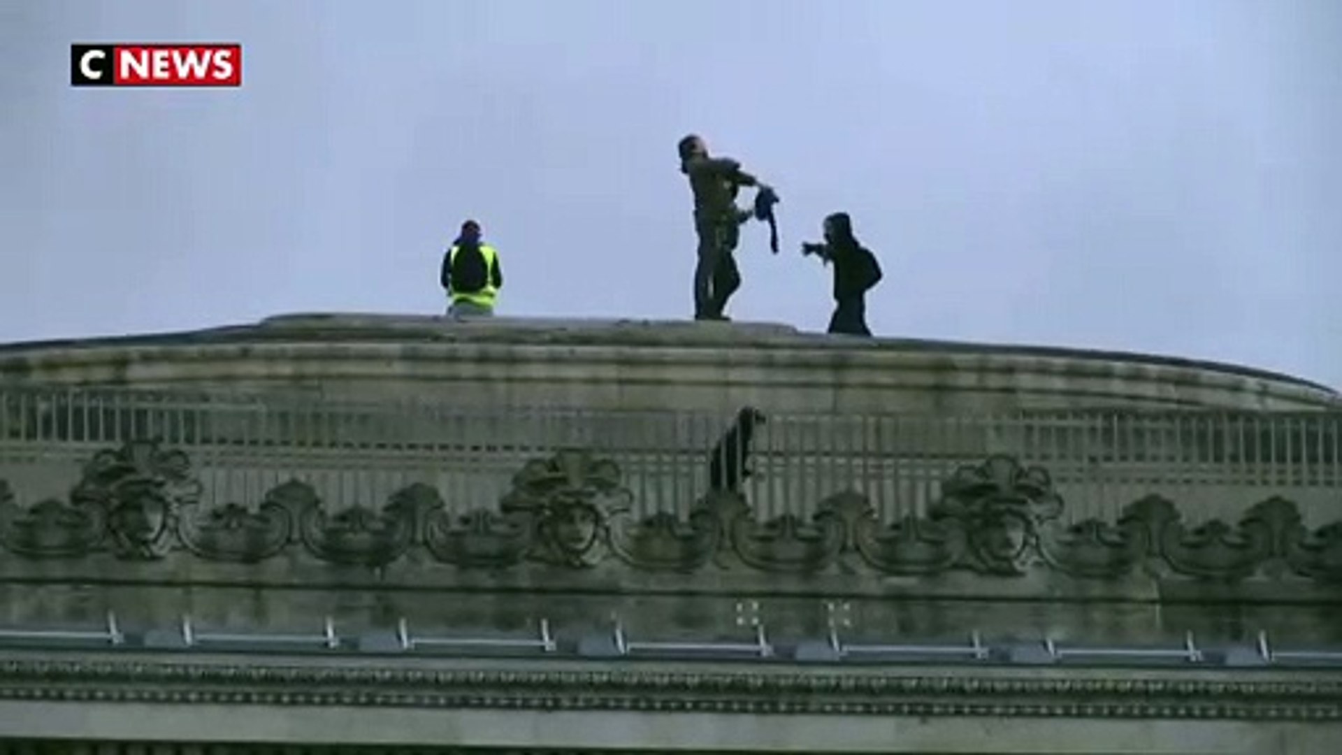 Les gilets jaunes ont pris d'assaut l'Arc de Triomphe - Vidéo Dailymotion