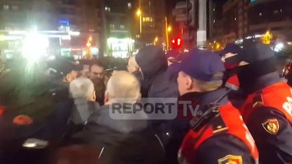Report Tv - Protesta tek Unaza e Re/ Pas një ore e gjysmë në Komisariat, lirohen 5 të ndaluarit