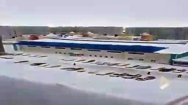 Quand des tonnes de neige chutent d'un toit et écrasent des voitures