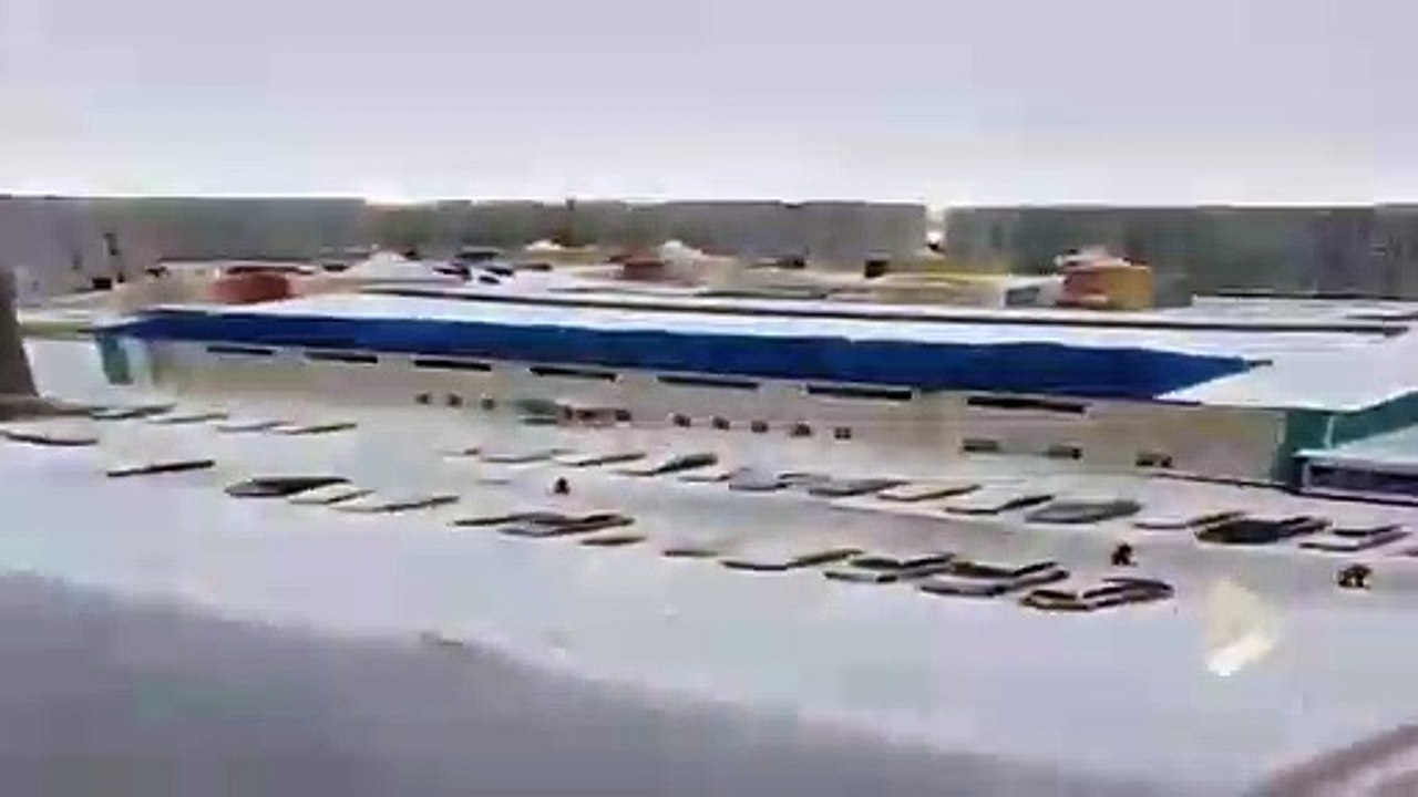 Quand des tonnes de neige chutent d'un toit et écrasent des voitures