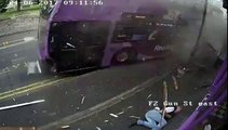 Un homme se fait percuter par un bus puis se rend tranquillement au bar