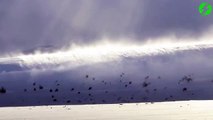 Une impressionnante vague de neige poussée par le vent