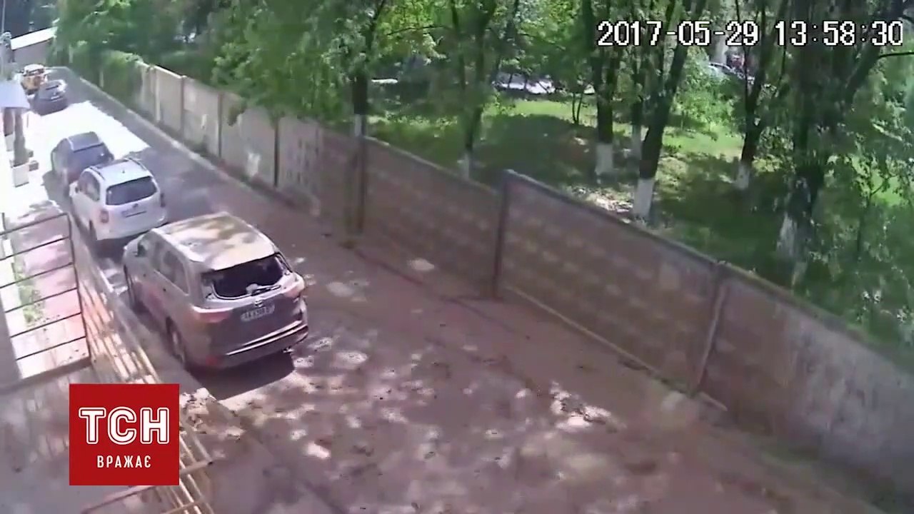 Une canalisation explose soudainement dans la rue... Dégâts monstrueux!