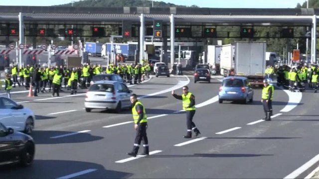 Жёлтые жилеты заблокировали границу с Италией