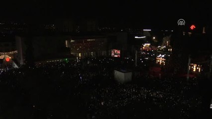 Batı Şeria'daki Dev Noel Ağacı Aydınlatıldı