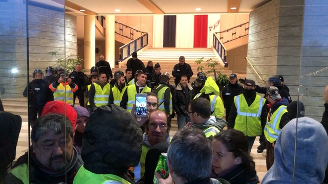 Brest. Quelques gilets jaunes délogés de la mairie