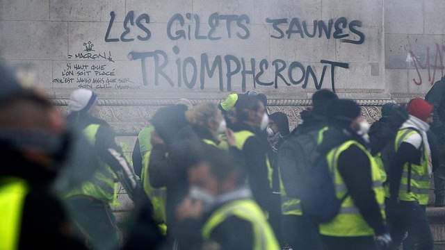 Жёлтые жилеты : столкновения и беспорядки на Елисейских полях