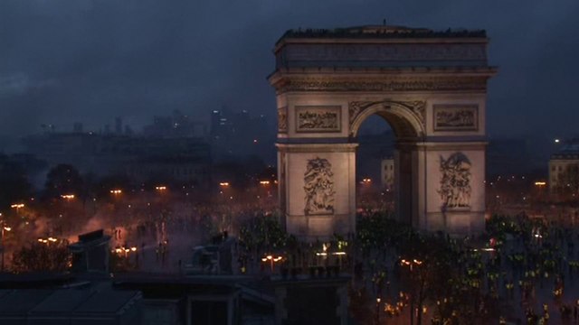 Voitures incendiées, vitrines cassées, Arc de Triomphe vandalisé... Le récit de la journée de violences à Paris