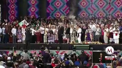 Indígenas entregan Bastón de Mando a López Obrador