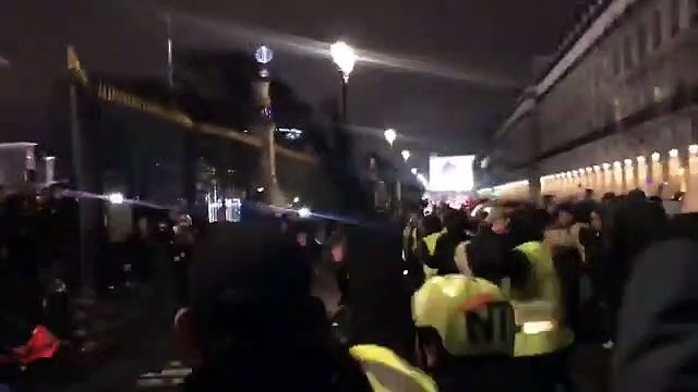 Gilets Jaunes : Les images terribles d'une grille de plusieurs dizaines de kilos qui tombe sur les manifestants au Jardin des Tuileries