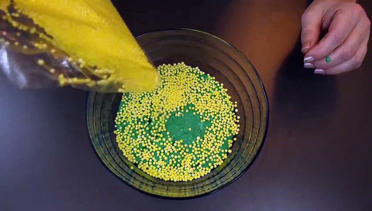 ASMR-Slime #18: Oma Tana streut Styroporkügelchen in Slime - sanfte Stimme