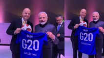 PM Modi thanks FIFA president after receiving football jersey | OneIndia News