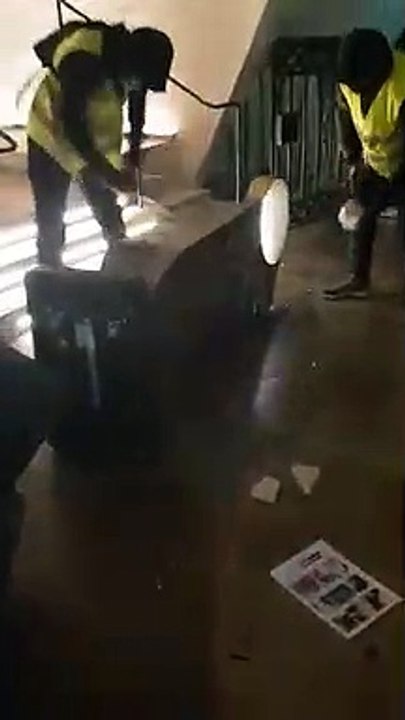 Gilets Jaunes : La vidéo révoltante des casseurs qui massacrent l'intérieur de l'Arc de Triomphe à Paris