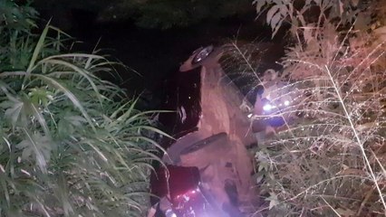 Motorista foge após 'estacionar' dentro de rio, no Tarumã