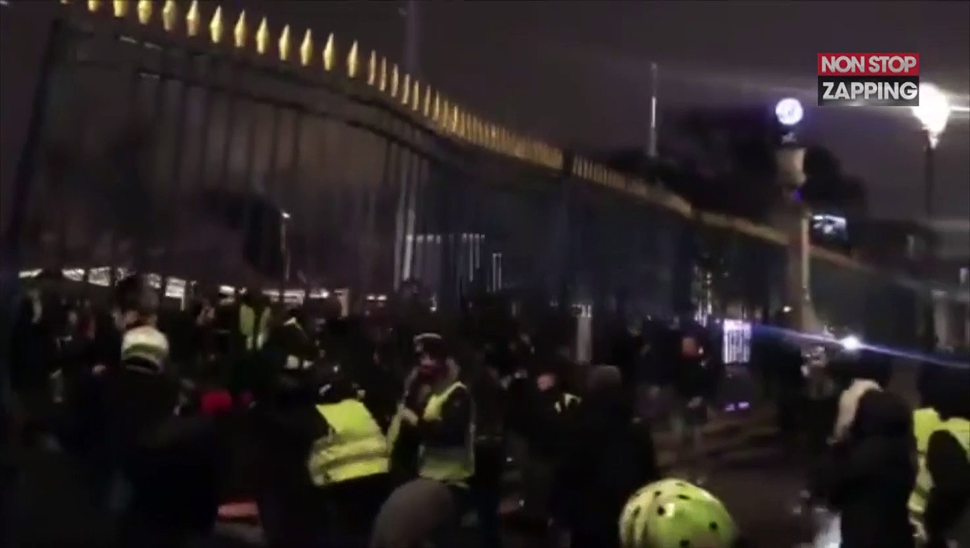 Une Grille Du Jardin Des Tuileries Tombe Sur Des Gilets Jaunes La Vidéo Choc