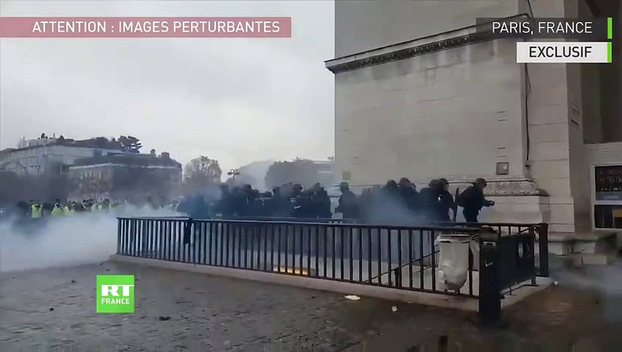 Roué de coups sous une pluie de projectiles, un CRS exfiltré par un Gilet jaune (1)