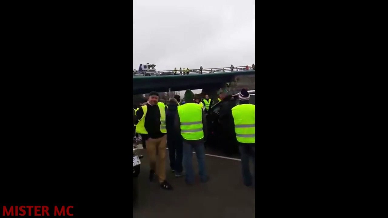 Une personne sort une gazeuse contre les gilets jaunes car ils lui ont volé ses clés de voiture