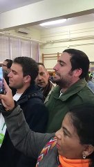 Un apoderado de VOX increpa a la candidata socialista, Susana Díaz