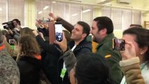 Apoderados de Vox increpan a Susana Díaz mientras votaba en Sevilla.