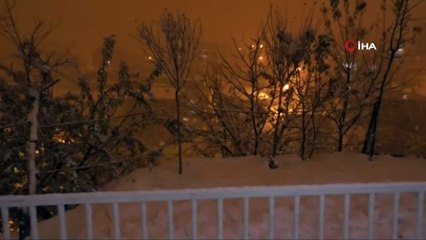 Kentte biriken karları kamyonlarla şehir dışına taşıyorlar