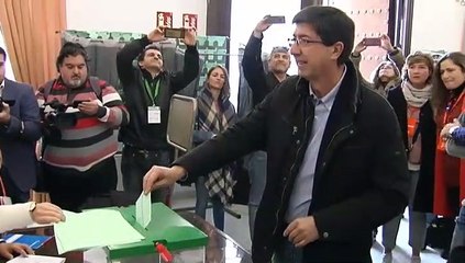 Juan Marín ejerce su derecho al voto en la biblioteca municipal de Sanlúcar