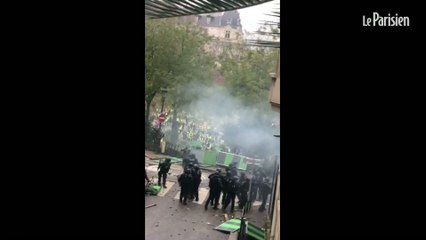 Des émeutiers chargent des CRS acculés dans une ruelle