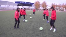 Futbolcu Kızlar İmkansızlıklar İçinde Çıktıkları Maçlarda 1. Lig Mücadelesi Veriyor