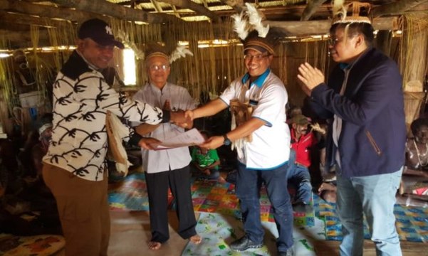 Dana Kemanusiaan Kompas Serahkan Bantuan Pada Warga Asmat