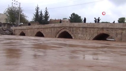Vatandaşlar Yağış ile Birlikte Fotoğraf Çektirmek İçin Tarihi Köprüye Koştu