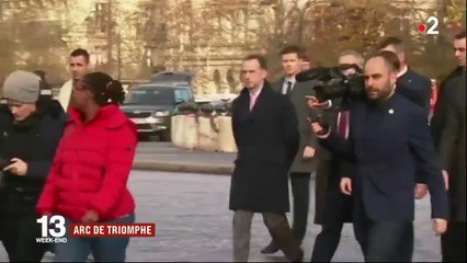 Violences à Paris : Emmanuel Macron s'est rendu sous l'Arc de triomphe vandalisé