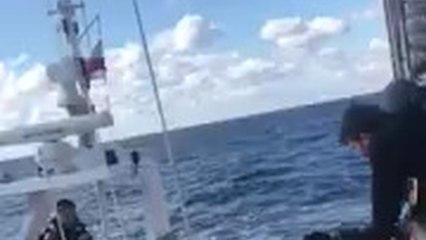 Los 11 inmigrantes del 'Madre Loreto' transferidos a un buque de la Guardia Costera de Malta.
