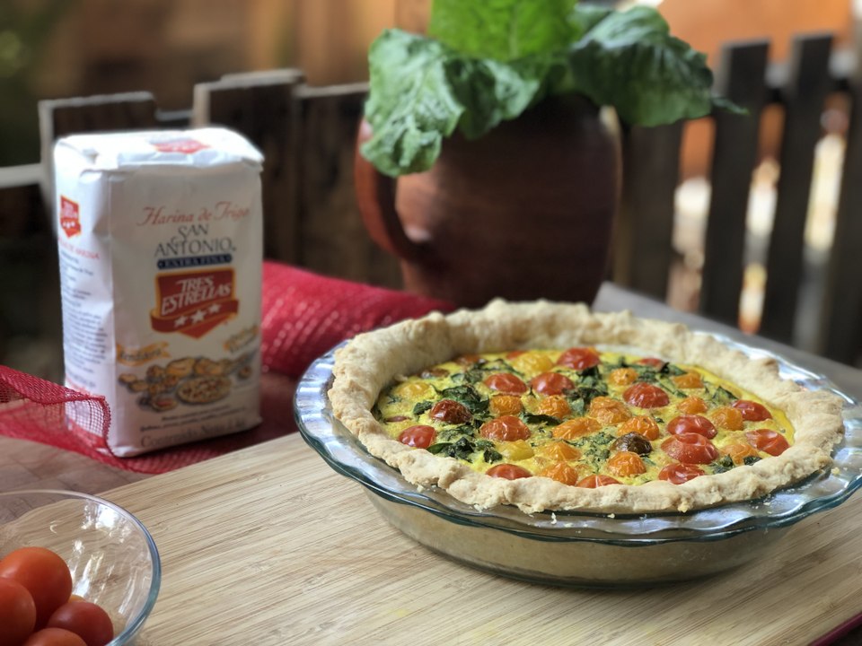 Quiche de acelgas y jitomate cherry con pasta de hojaldre rápida