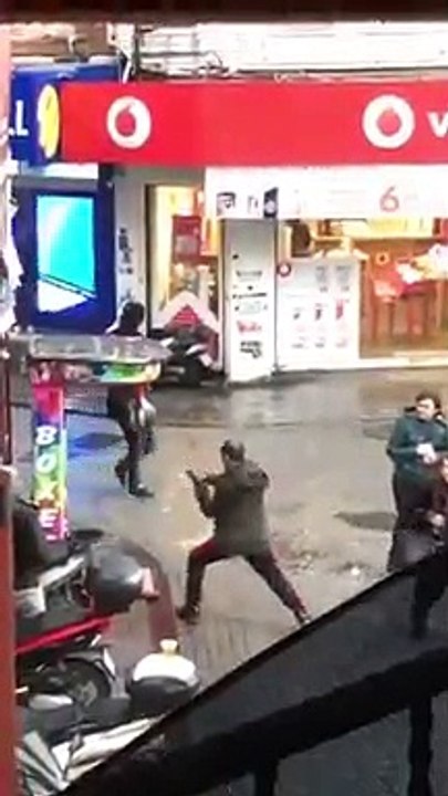 Boks makinesine şekil yapan adam