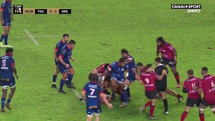 François Trinh-Duc sort après avoir reçu un coup face à Grenoble