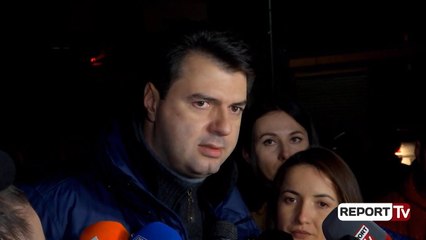 Download Video: Protesta te Unaza e Re/ Basha: Megavjedhje, Arta Marku rri poshtë tavolinës dhe nuk heton