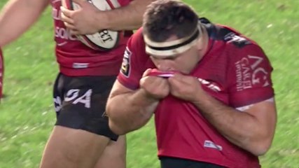 Guilhem Guirado embrasse fier l'écusson de son maillot après son essai face à Grenoble