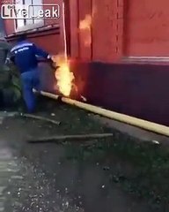 Скачать видео: Eteindre l'incendie d'un tuyau de gaz ? Impossible