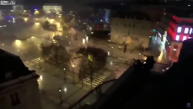 Un sniper surveille la manif des Gilets Jaunes sur les Champs Elysées à Paris