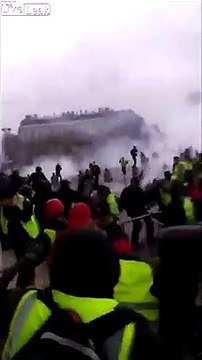 Gilets Jaunes : ils jettent des pavés sur les CRS autour de l'Arc de Triomphe à Paris