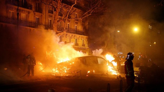 إيمانويل ماكرون والسترات الصفراء..... المواجهة