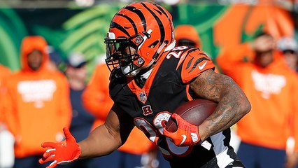 Joe Mixon bursts through defenders for 23-yard gain