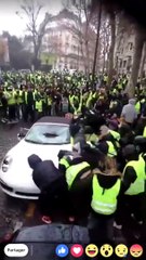 Des casseurs en gilet jaune détruisent une Porsche avec satisfaction