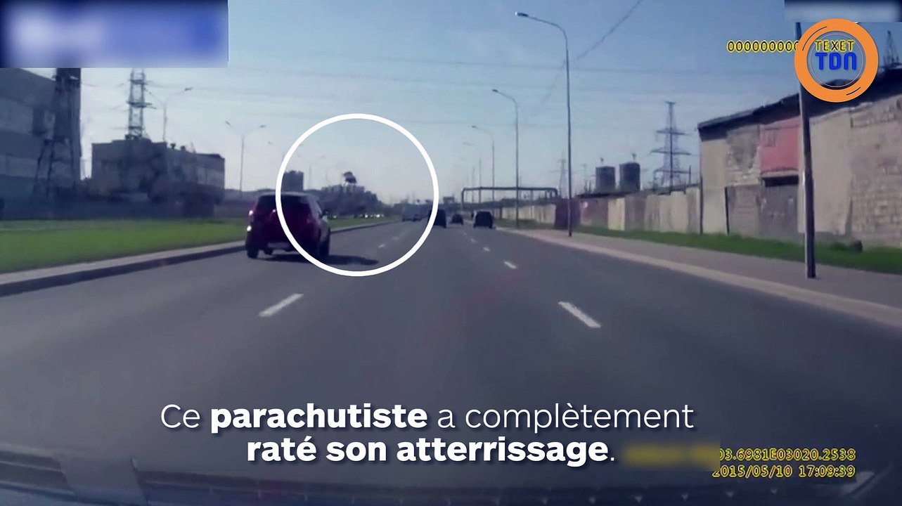 Un parachutiste pendu à un lampadaire