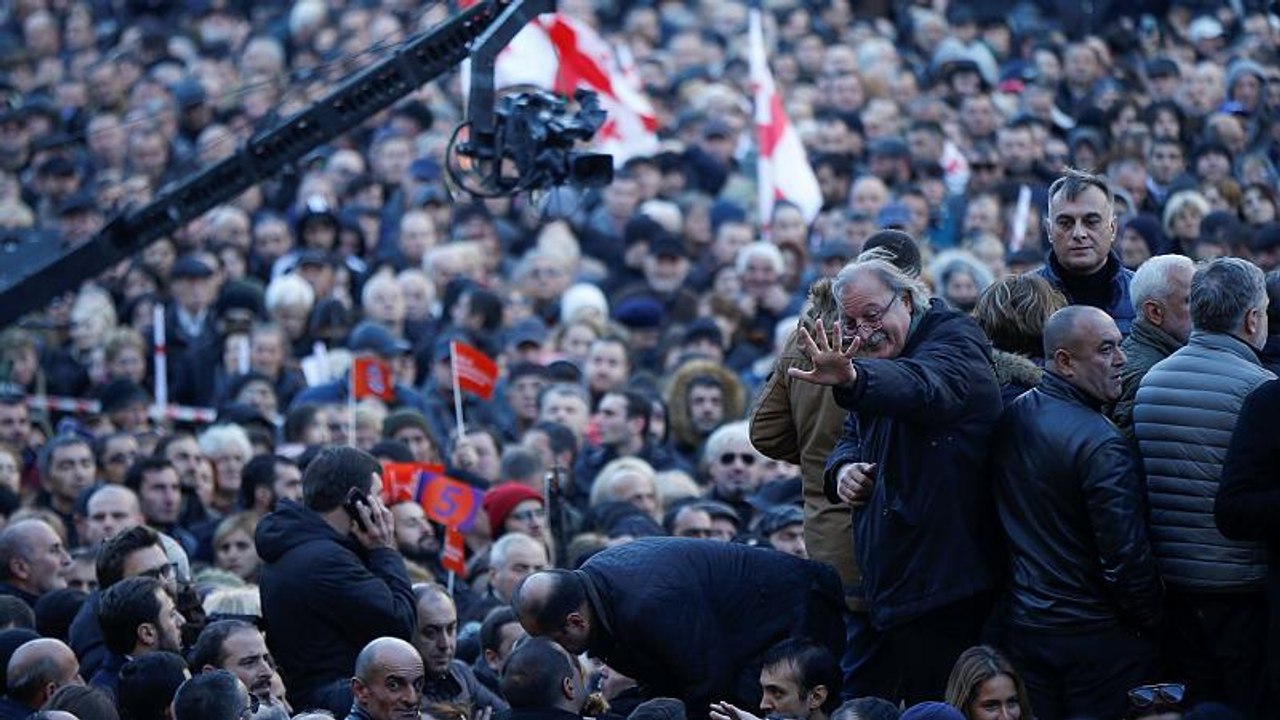 Manifestation monstre en Géorgie contre la frau...